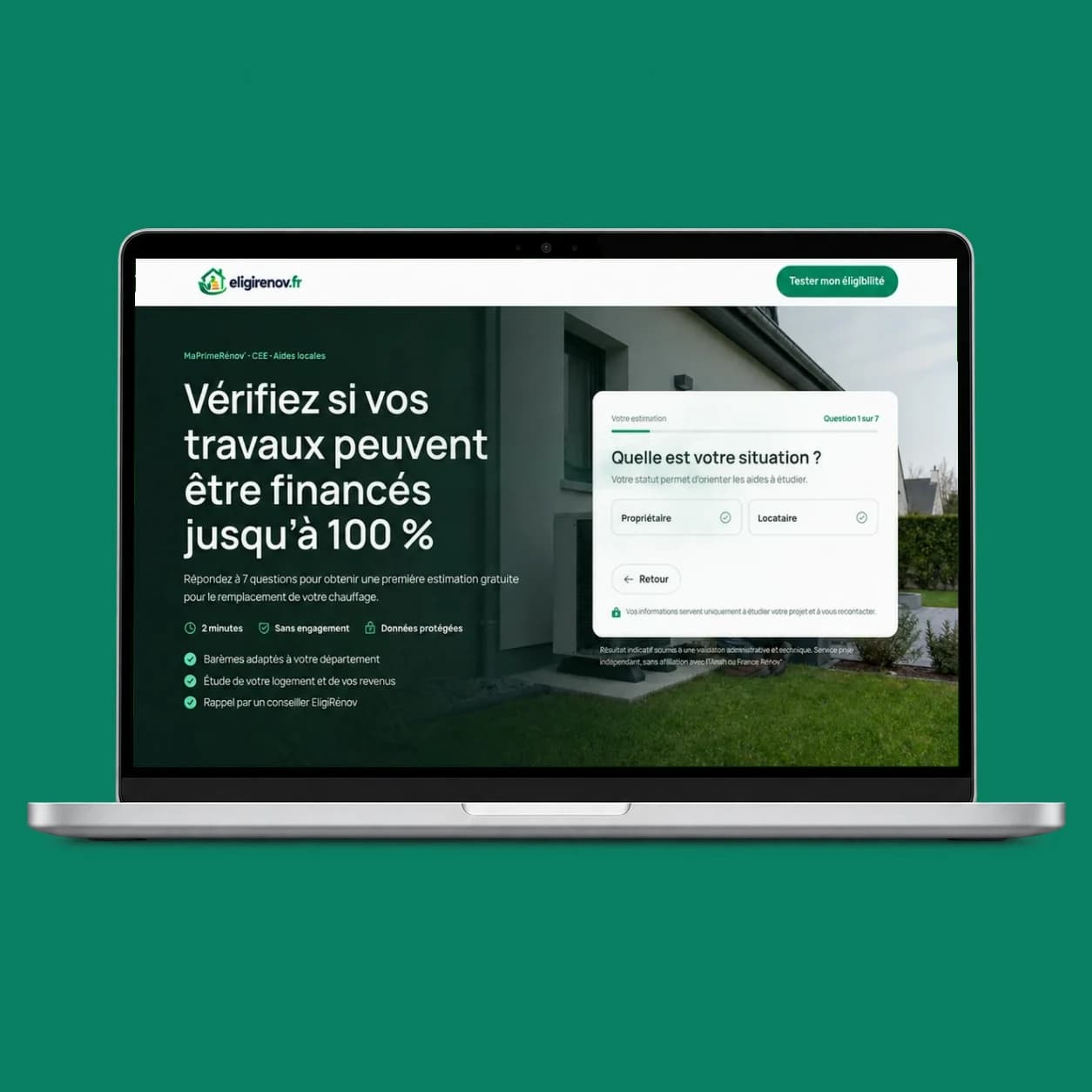 Site d’éligibilité EligiRénov dans un ordinateur portable sur fond vert.