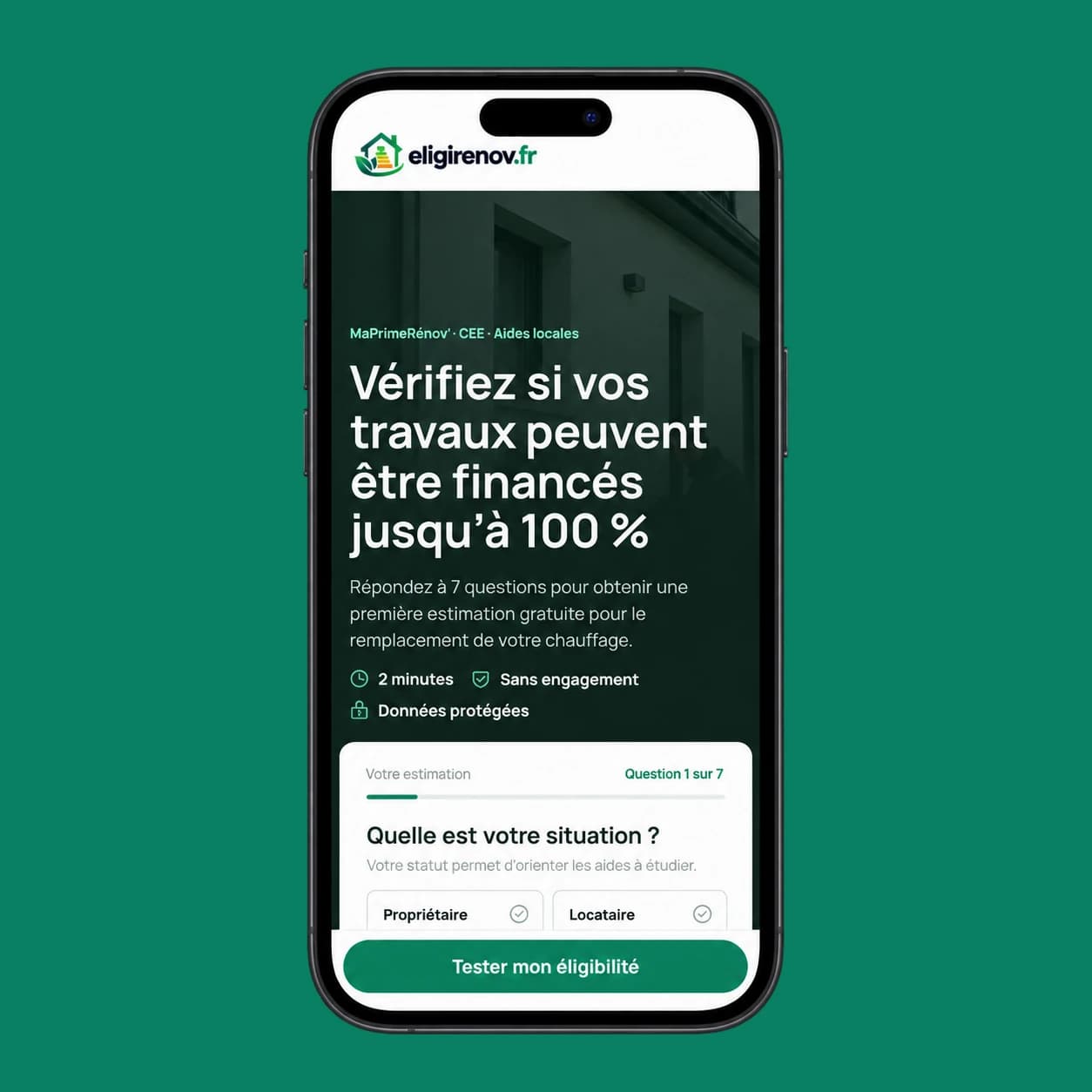 Site d’éligibilité EligiRénov dans un téléphone sur fond vert.