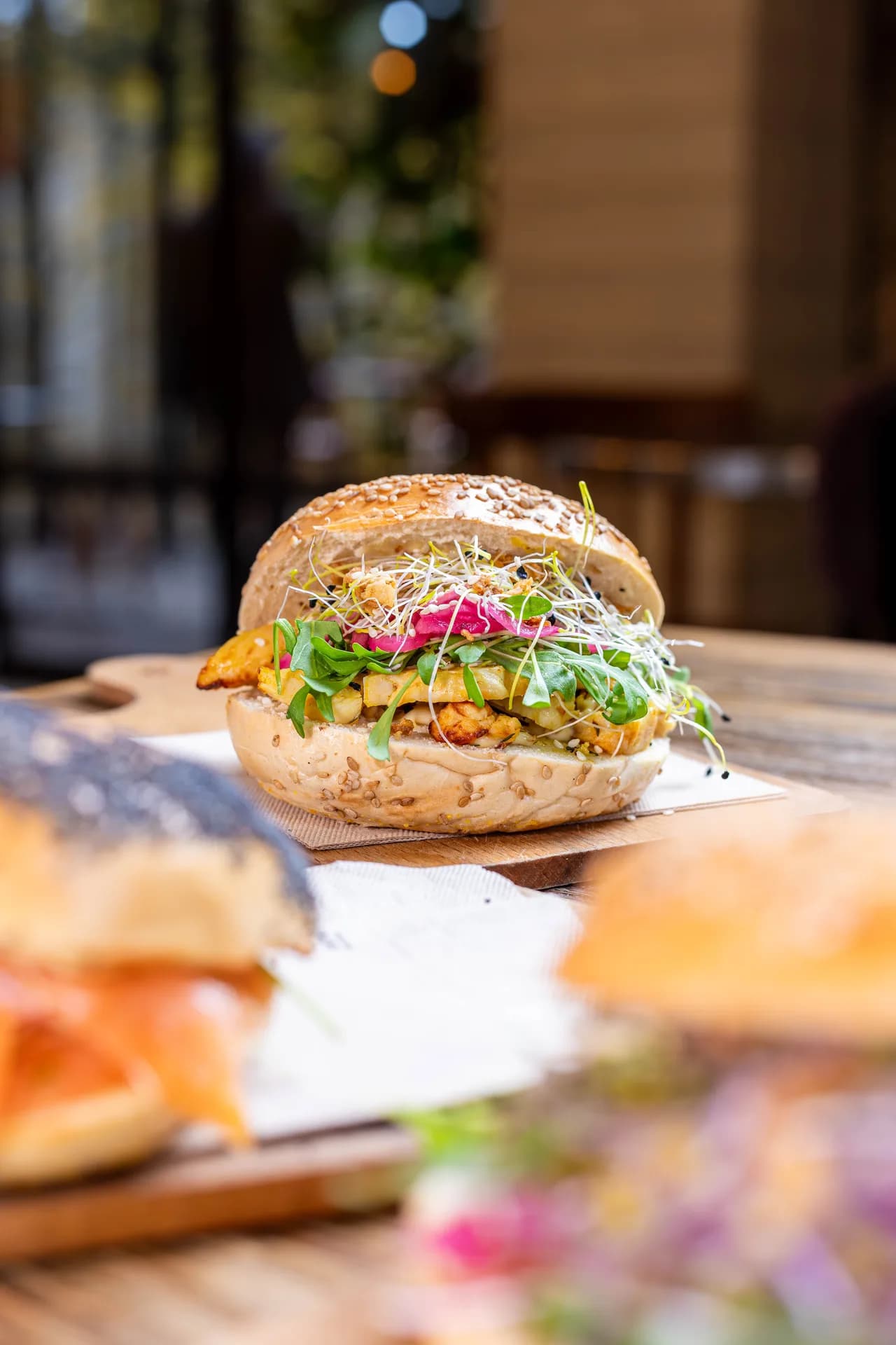 Chicken burger presented at L’Atelier en Ville.