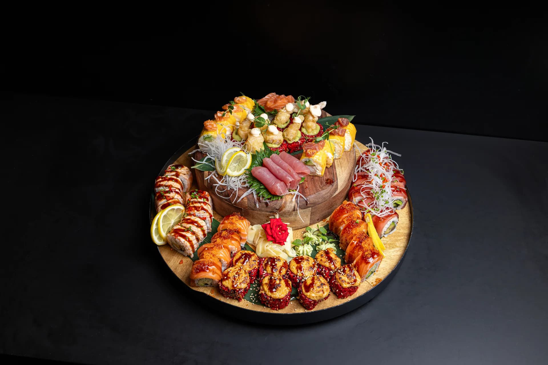 Plateau coloré de sushis à partager, prêt à servir chez Sushi Avenue.