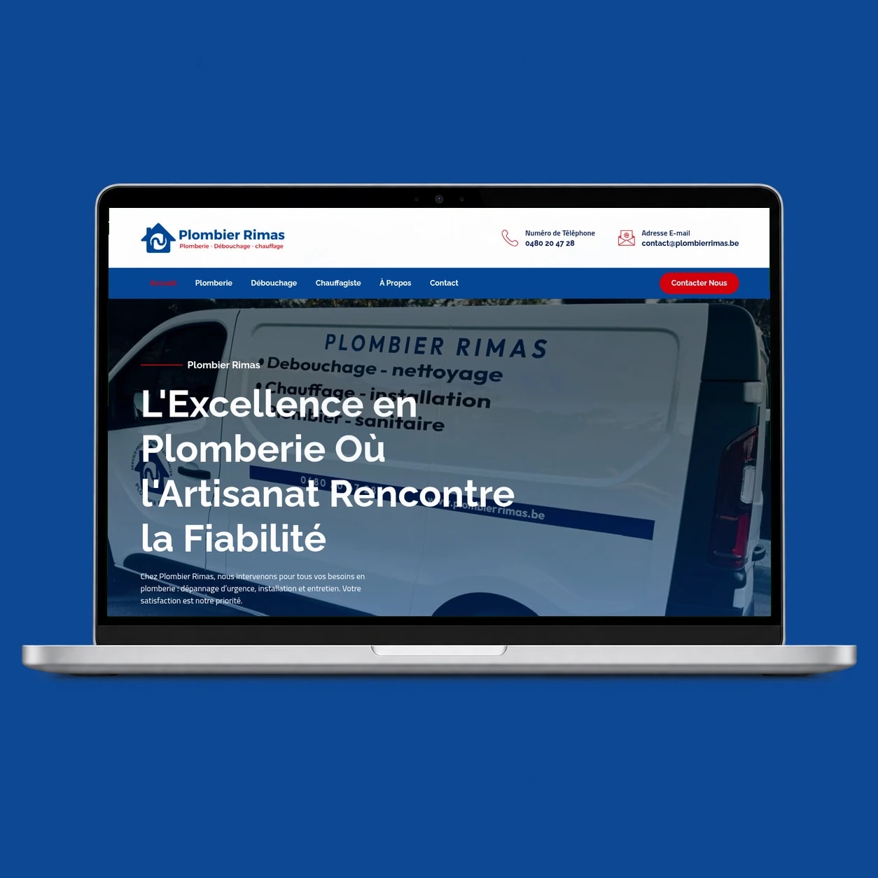 Le site de Plombier Rimas présenté dans un ordinateur portable.
